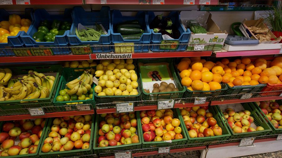 Orangen, Äpfel und Bananen im Laden
