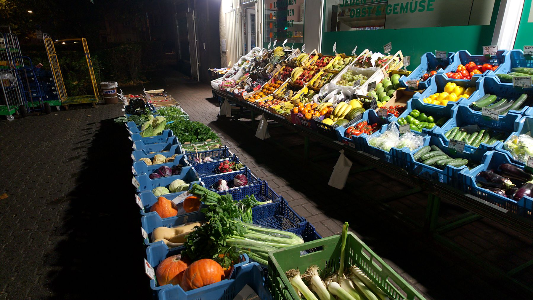 Gemüsekisten in einer langen Reihe vor dem Mazlum Market