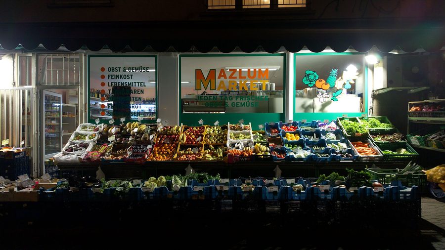 Die komplette Obst- und Gemüseauslage vor dem Mazlum Market