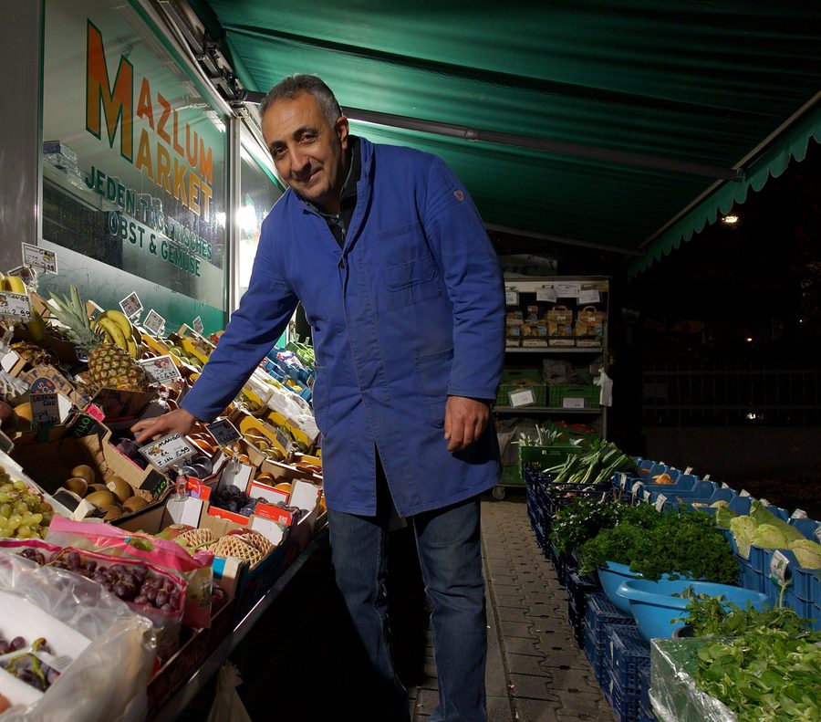 Hasan Dölek vor der Obstauslage des Mazlum Market