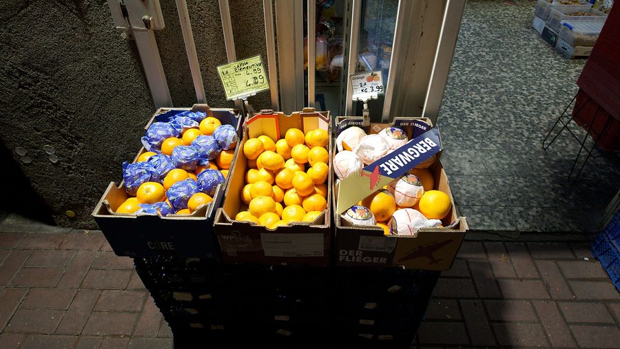 Zitronen und Orangen in Kisten am Eingang