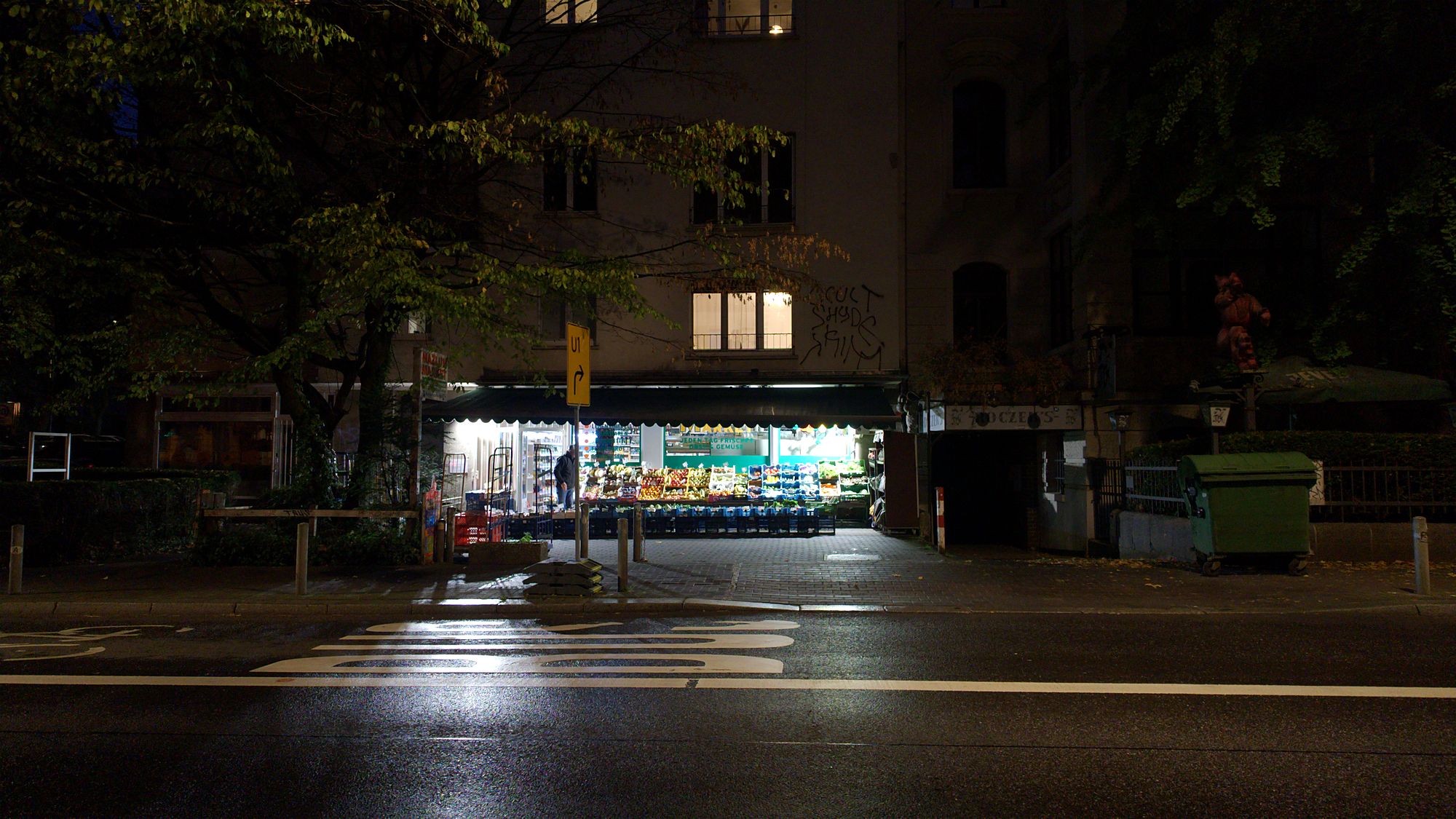Der Mazlum Market bei Nacht am Kaiser-Friedrich-Ring