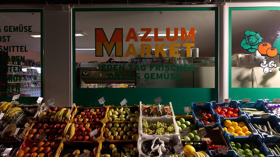 Das Schild über dem Laden: Mazlum Market, jeden Tag frisches Obst und Gemüse