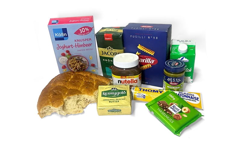 Fladenbrot, Müsli, Kaffee, Nudeln, Milch, Butter, Nuss-Nougat-Creme, Pesto, Mayonnaise und Schokolade