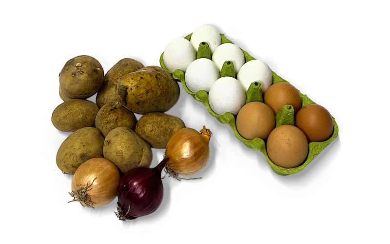 Kartoffeln, Zwiebeln und frische Eier im Eierkarton