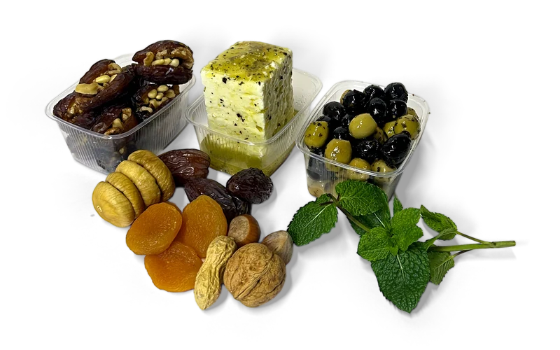 Mit Walnüssen gefüllte Datteln, eingelegter Fetakäse mit Kräutern, Oliven, getrocknete Feigen und Aprikosen, Nüsse und Minze