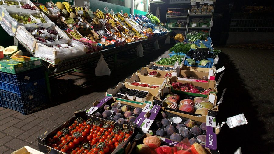 Tomaten, Feigen und Granatäpfel in der Auslage